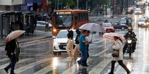 Em 30 minutos, chuva deixa 438 km de congestionamento em SP