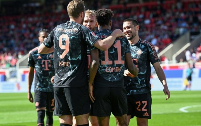 Jogadores do Bayern de Munique comemoram um gol do atacante francês Kingsley Coman (centro) durante a 30ª rodada da Bundesliga em Heidenheim, em 19 de abril de 2025. Jogadores do Bayern de Munique comemoram um gol do atacante francês Kingsley Coman (centro) durante a 30ª rodada da Bundesliga em Heidenheim, em 19 de abril de 2025.