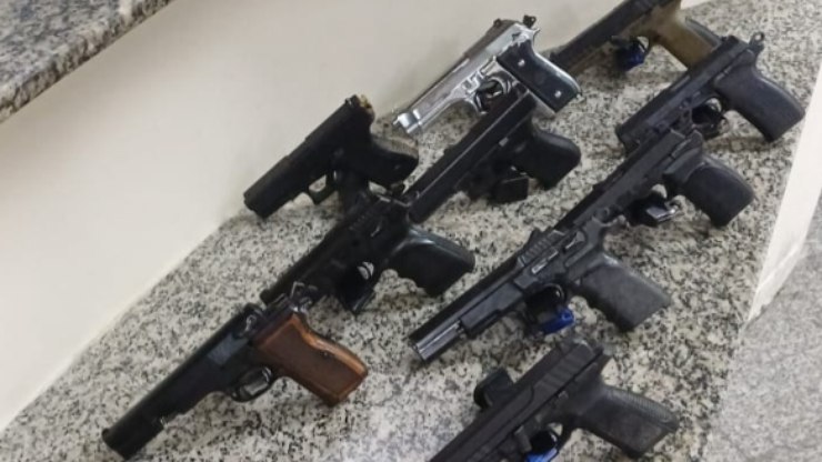 PRF apreende 10 pistolas escondidas em moto na Via Dutra