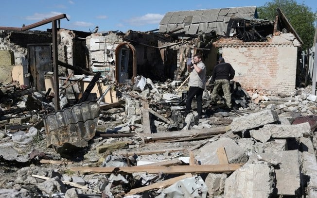 Casa destruída por ataque com mísseis na localidade de Krasylivka, na região de Kiev, em 8 de maio de 2024