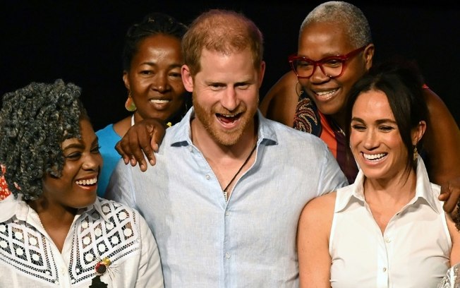 O príncipe Harry e sua esposa, Meghan Markle (direita), posam com outras mulheres em evento na Colômbia, em 18 de agosto de 2024