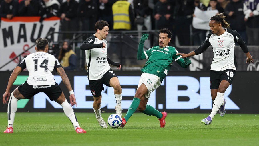 Garro e Lucas Evangelista disputam a bola: duelo continua no Allianz Parque