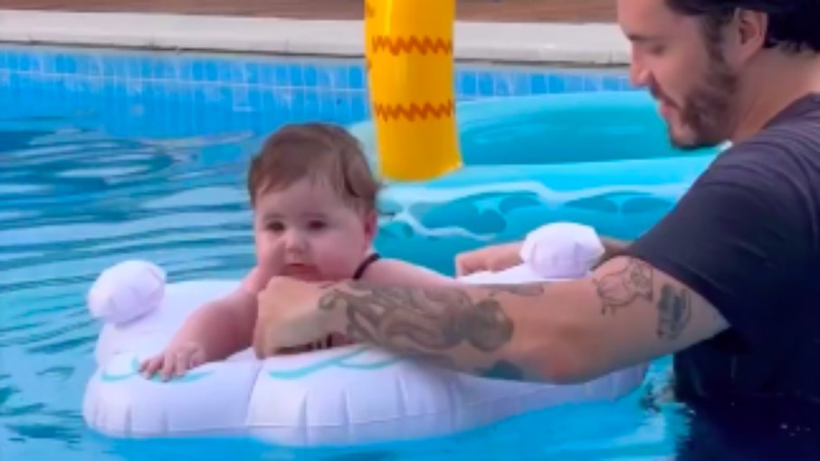 Eliezer aproveita o domingo de calor com Lua na piscina