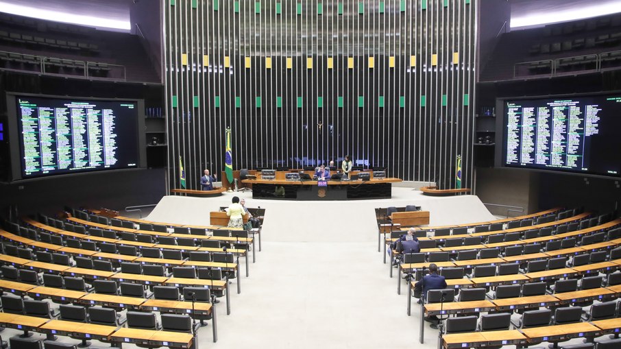 Com a ameaça de obstrução por parte da oposição e a demora para instalar comissão especial de análise do PL da isenção, a Câmara corre o risco de paralisia Com a ameaça de obstrução por parte da oposição e a demora para instalar comissão especial de análise do PL da isenção, a Câmara corre o risco de paralisia