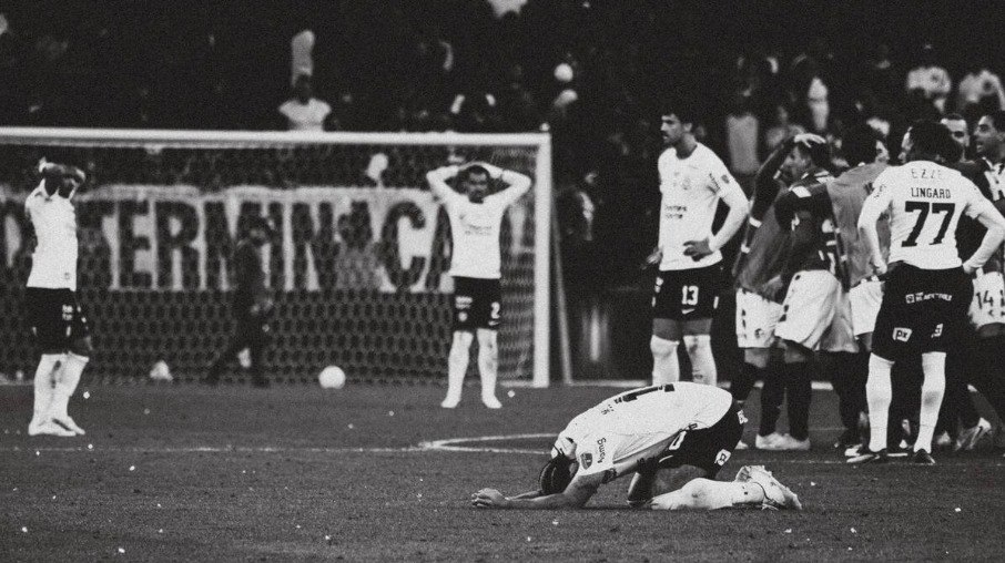 Memphis Depay lamenta após desperdiçar pênalti na eliminação do Corinthians diante do Estudiantes pela Libertadores Memphis Depay lamenta após desperdiçar pênalti na eliminação do Corinthians diante do Estudiantes pela Libertadores