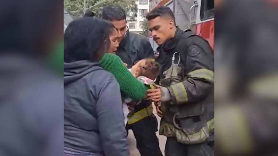 Bombeiros atende criança durante operação da PM em SP Bombeiros atende criança durante operação da PM em SP