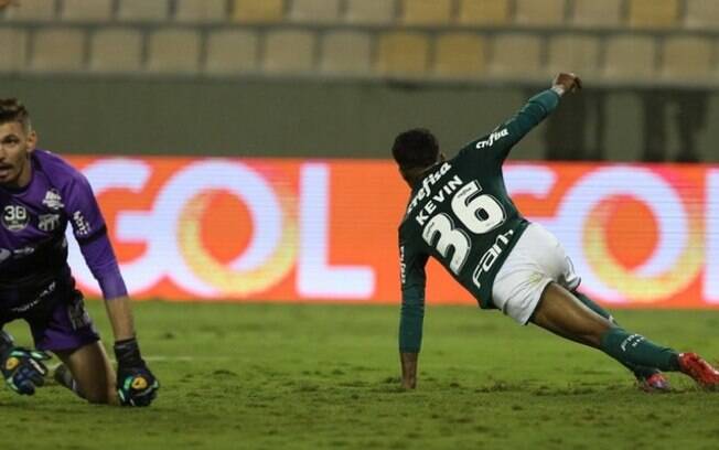 Kevin destaca estreia e gol na equipe principal do Palmeiras: ‘Serei mais um torcedor em campo’