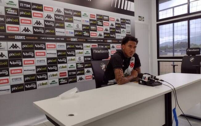 Agora no Vasco, Zé Gabriel se apresenta: 'O papo foi curto, foi reto para eu vir de volante'