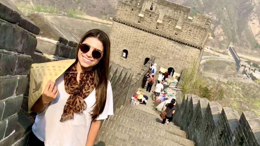 Renata Porto em visita à muralha da China