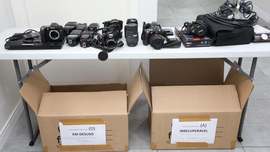 Materiais encaminhados inclui ainda câmeras Nikon, lentes e flashes adquiridos entre 2007 e 2010, além de modelos compactos Materiais encaminhados inclui ainda câmeras Nikon, lentes e flashes adquiridos entre 2007 e 2010, além de modelos compactos