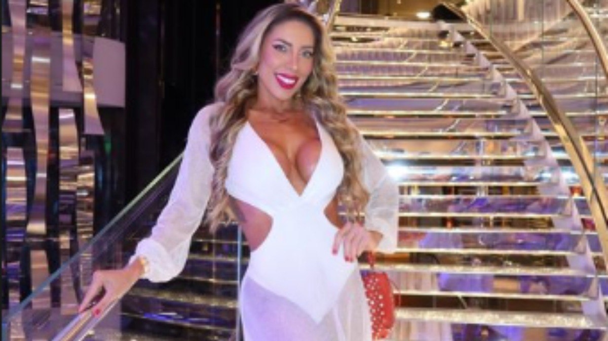 Tati Minerato com vestido decotado e transparente nas pernas