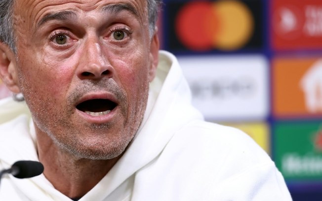 O técnico do Paris Saint-Germain, Luis Enrique, durante a coletiva de imprensa anterior ao jogo de ida das semifinais da Liga dos Campeões contra o Borussia Dortmund, em 30 de abril de 2024, em Dortmund.