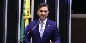 Lula anuncia saída de Celso Sabino do Ministério do Turismo