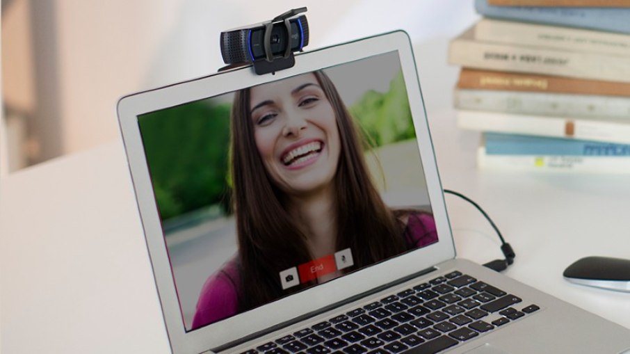 Webcam Full HD Logitech C920s com microfone embutido e proteção de privacidade