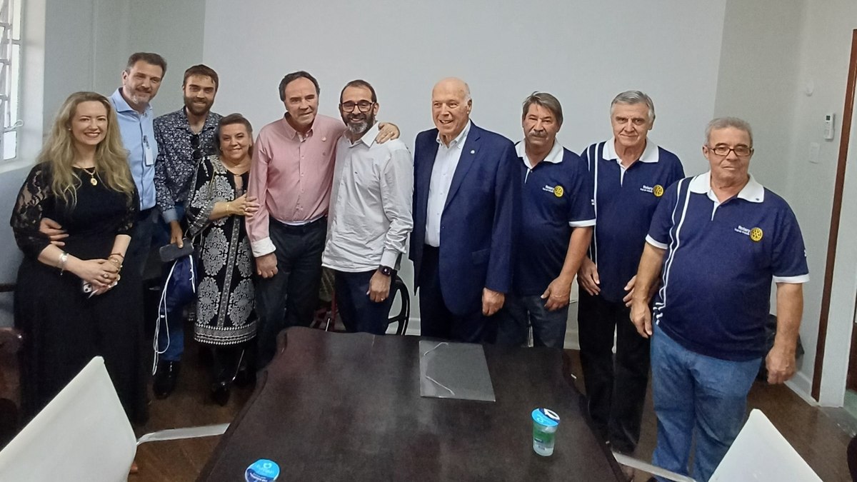 Provedoria da Santa Casa, integrantes do Rotary, Victor, da Opuspac (de paletó azul), Carlos Pallaro (5º da esq. para a dir.) e seus familiares