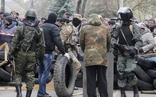 Ativistas pró-Rússia ocupam delegacia de polícia e constroem uma barricada na cidade ucraniana oriental de Slovyansk (12/04). Foto: AP