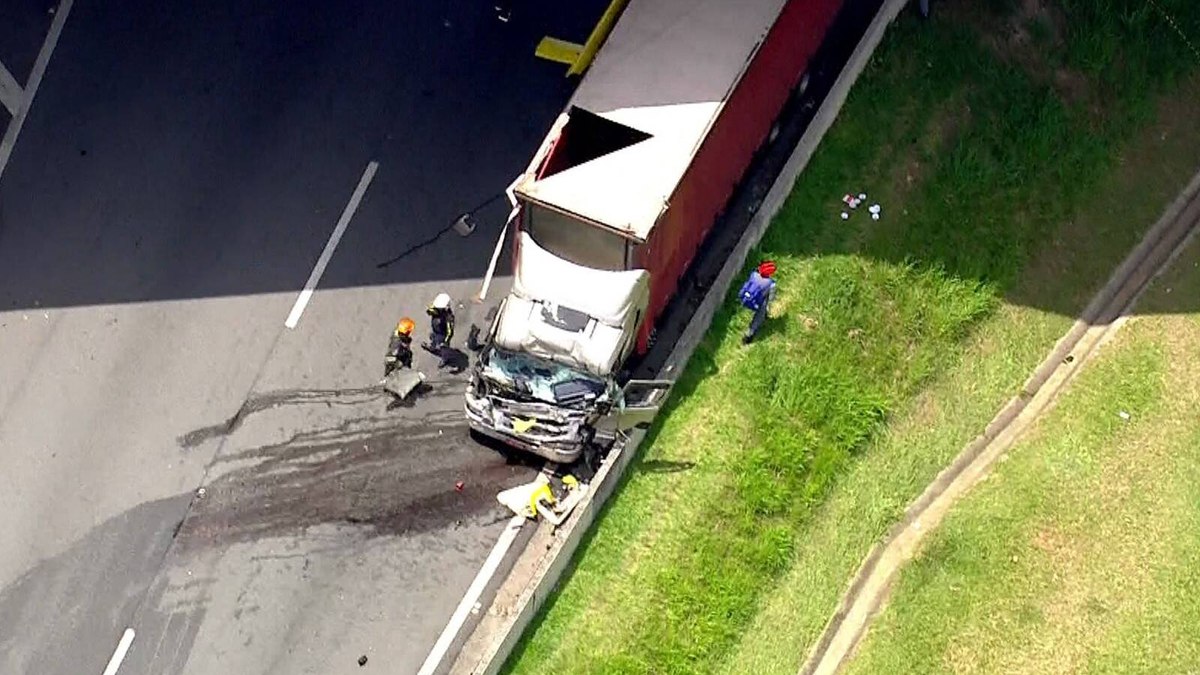 Helicóptero que transportava Ricardo Boechat atingiu caminhão na rodovia Anhanguera