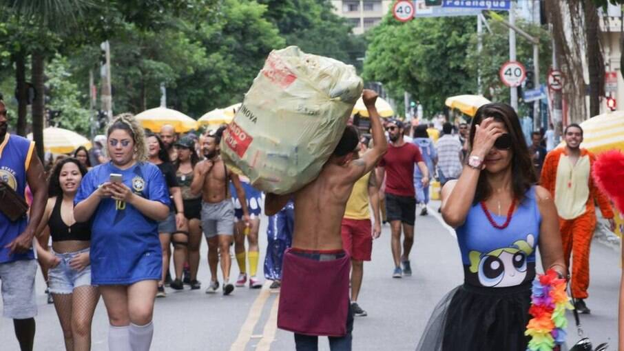 Catadores de lixo vão receber auxílio da Ambev no Carnaval