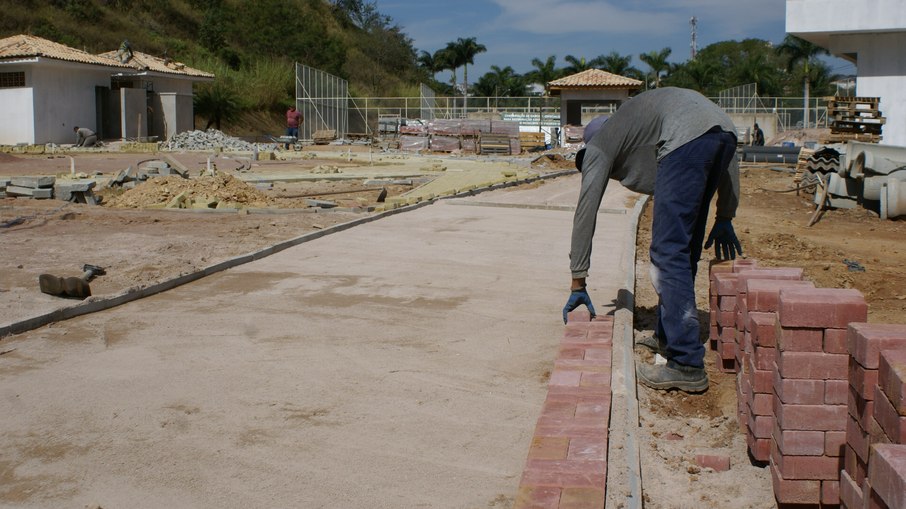 Funcionário trabalha na construção da pista de caminhada