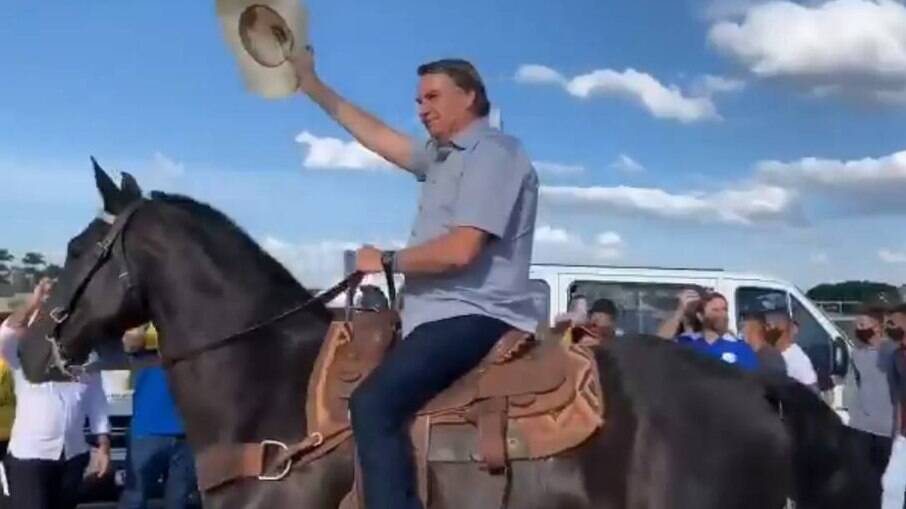 Bolsonaro desfila a cavalo em protesto contra STF e CPI da Covid; assista