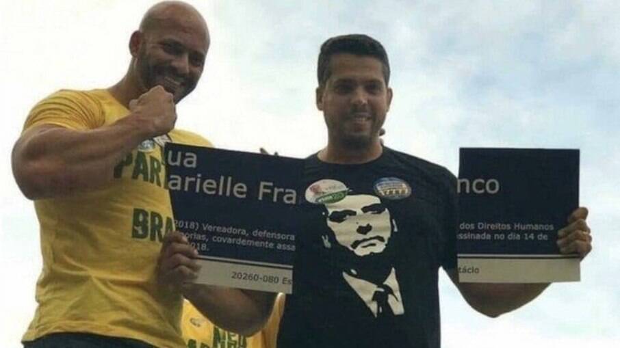 Daniel Silveita e Rodrigo Amorim posaram quebrando a placa que leva o nome de Marielle Franco na eleição