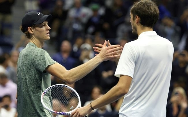 Jannik Sinner (à esquerda) cumprimenta Daniil Medvedev após vencê-lo nas quartas de final do Aberto dos Estados Unidos em 4 de setembro de 2024