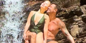 Dado Dolabella curte clima de romance com a namorada em cachoeira