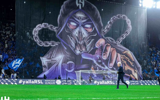 Torcida do Al-Hilal em apoio ao time com mosaico 3D do Mortal Kombat