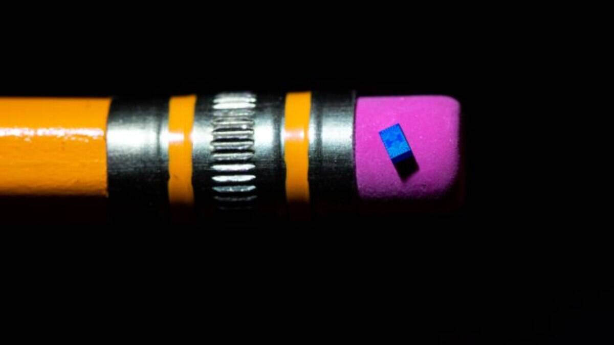 Minúsculo chip de computação quântica na borracha de um lápis