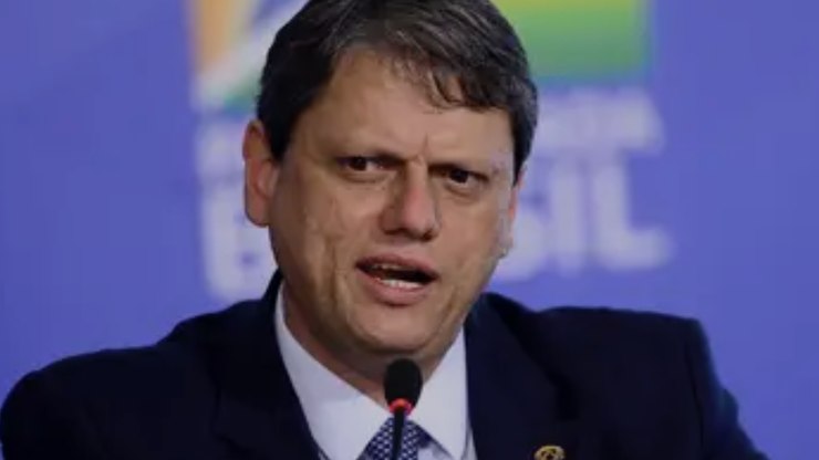 Tarcísio de Freitas é reeleito governador de SP no 1º turno