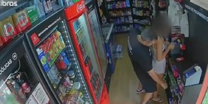 Câmera flagra homem acusado de importunar sexualmente adolescente