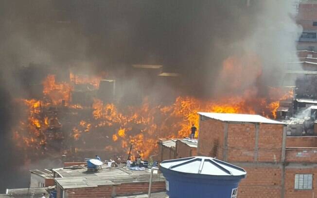 Incêndio atingiu no início da tarde desta quarta-feira (1º) a favela de Paraisópolis, na zona sul de São Paulo