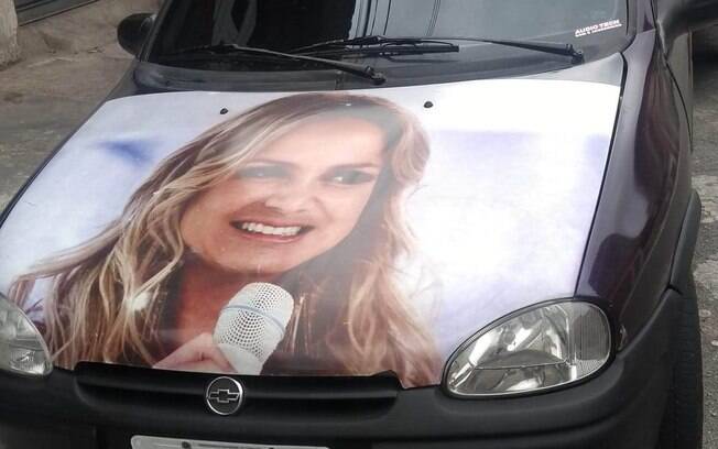 O capô do carro do João tinha uma foto da Eliana estampada 
