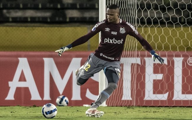 Goleiro John testa positivo para Covid e desfalca o Santos contra o Athletico-PR