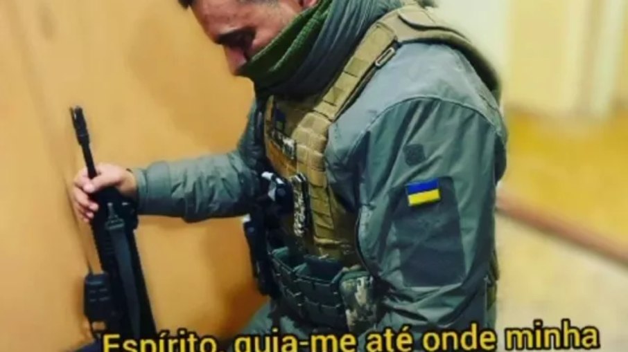 O soldado voluntário brasileiro André Hack Bahi, em imagem retirada de um vídeo que publicou no Instagram