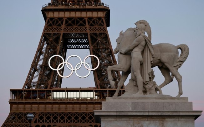 Imagens dos anéis olímpicos instalados na Torre Eiffel, em 7 de junho de 2024