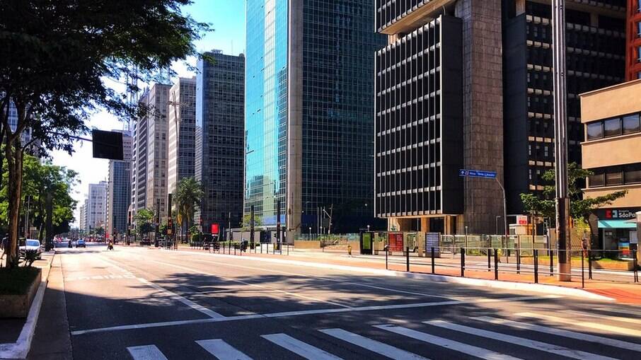 Avenida Paulista, um dos principais polos econômicos de São Paulo, vazia durante quarentena