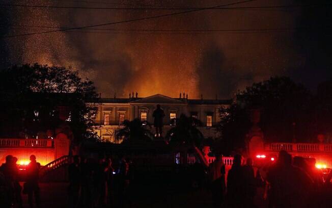 Segundo relato dos vigilantes, fogo no Museu Nacional do Rio de Janeiro teria começado de cima para baixo