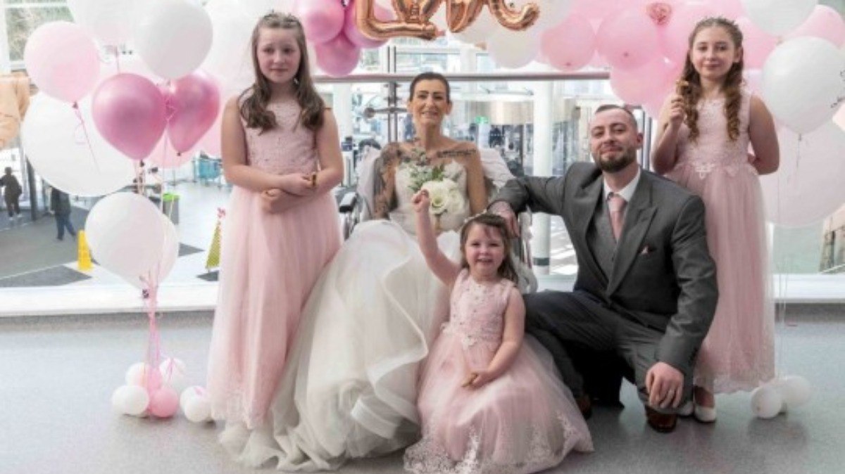 Lacey Page se casou com Kyle Page nas dependências do hospital de Birmingham