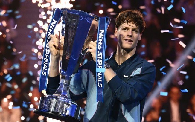 Jannik Sinner posa com o troféu de campeão do ATP Finals, depois da vitória sobre o americano Taylor Fritz neste domingo, em Turim