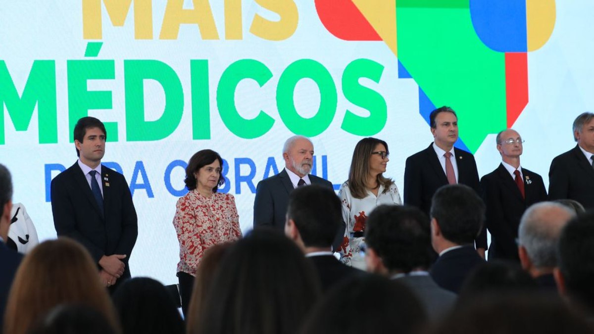 Pesidente da República, Luiz Inácio Lula da Silva, e a ministra da Saúde, Nísia Trindade, durante solenidade que anunciou a retomada do programa Mais Médicos para o Brasil