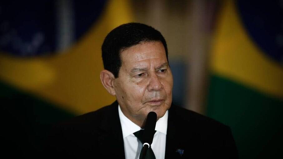 Vice-presidente Hamilton Mourão disse que Bolsonaro vai 'tomar pau' recriando ou não o auxílio e cutucou o mercado