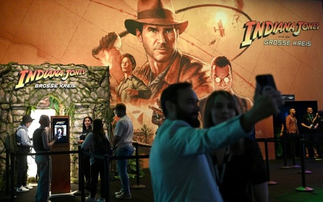 Visitantes no pavilhão do jogo “Indiana Jones and the Great Circle” na Gamescom em Colônia, Alemanha, em 21 de agosto de 2024