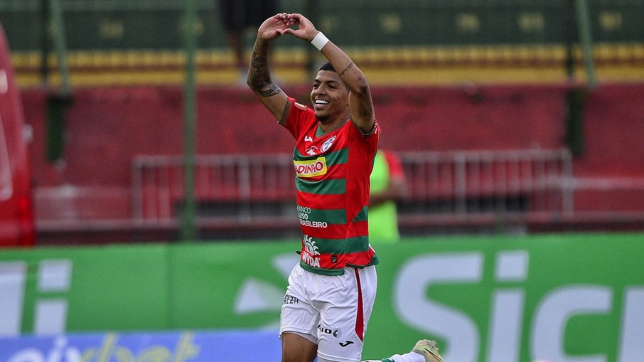 Maceió, atacante da Portuguesa que surpreende nos pênaltis