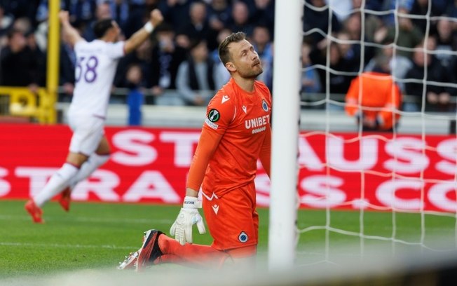 O goleiro do Bruges, Simon Mignolet (C), lamenta após o gol de empate da Fiorentina