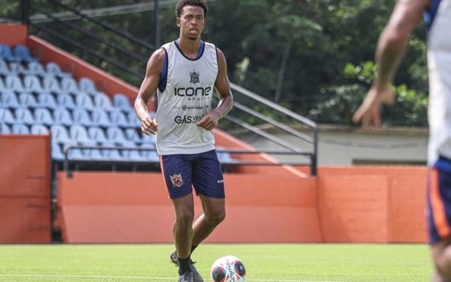 Carlinhos, de 1,95m, assinará com o Flamengo por três temporadas