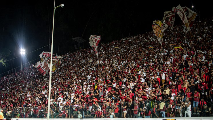 Vídeo: torcida promove pancadaria na arquibancada durante Ba-Vi