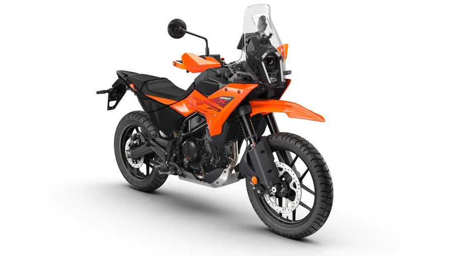 390 Adventure X combina motor LC4c de 399 cc, quickshifter bidirecional e dois modos de pilotagem. 390 Adventure X combina motor LC4c de 399 cc, quickshifter bidirecional e dois modos de pilotagem.