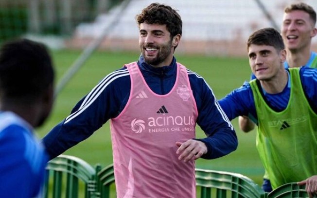 Jogadores do Como durante treinamento da equipe