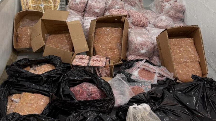 Entre as carnes, também foram encontradas 22 quilos de pizzas prontas para comercialização Entre as carnes, também foram encontradas 22 quilos de pizzas prontas para comercialização